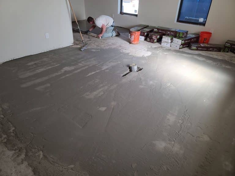 Floating for wood flooring with self leveling